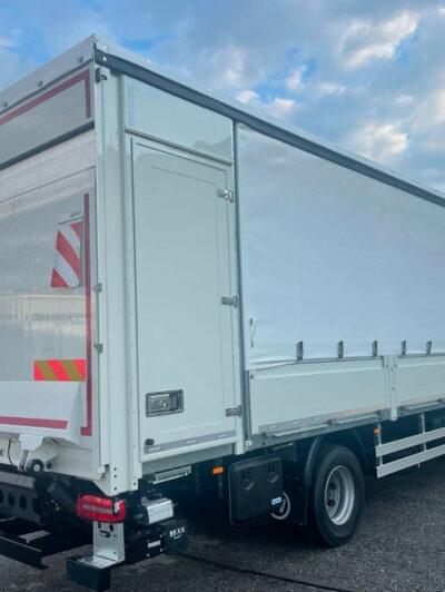 Вантажні перевезення гідробортом (гідроліфт): що слід знати і як замовити